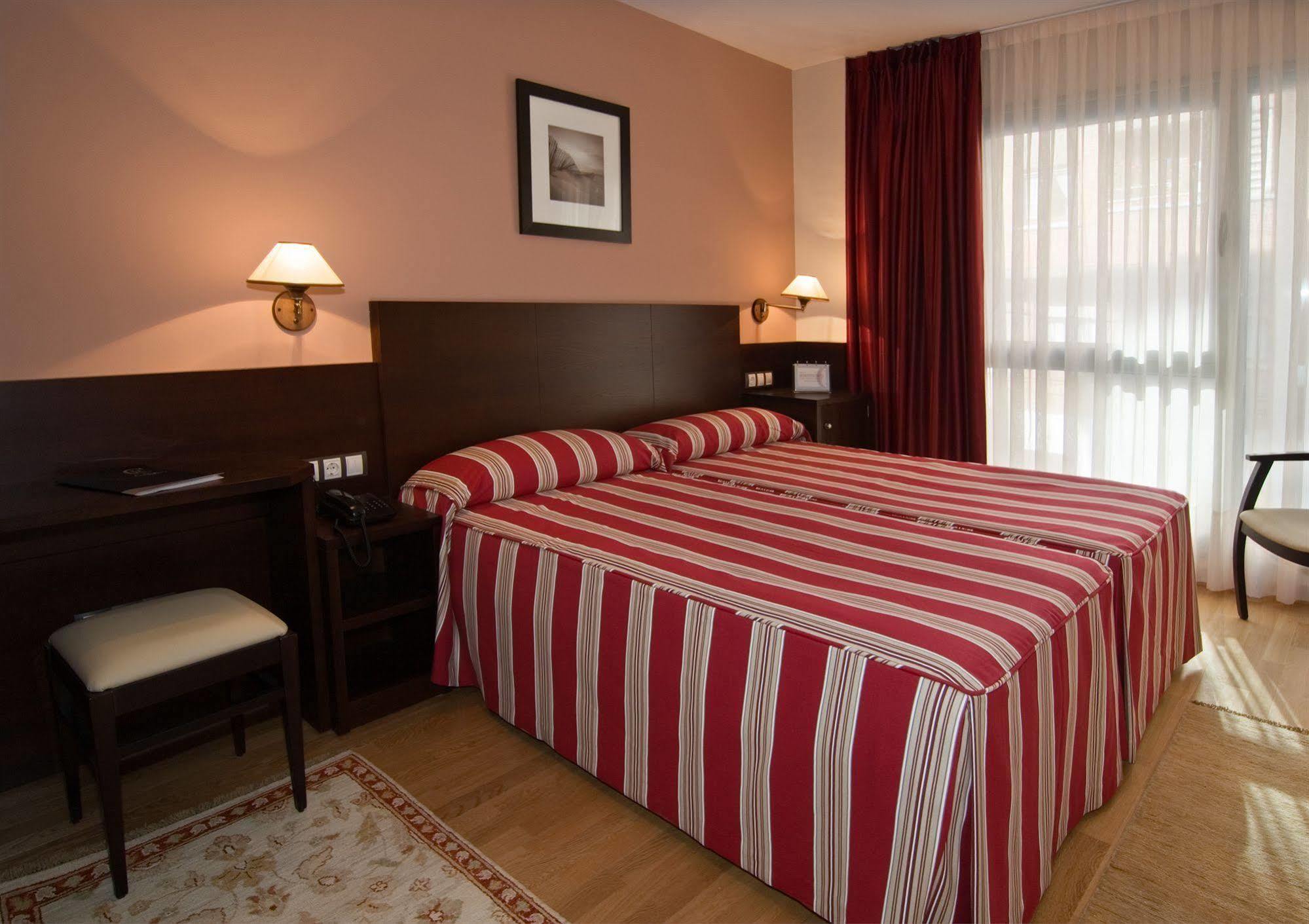 Hotel Castro Real Oviedo Exteriör bild